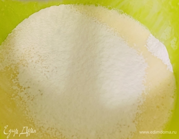 Добавить просеянную муку с разрыхлителем и ванилином. Взбить миксером до однородности.