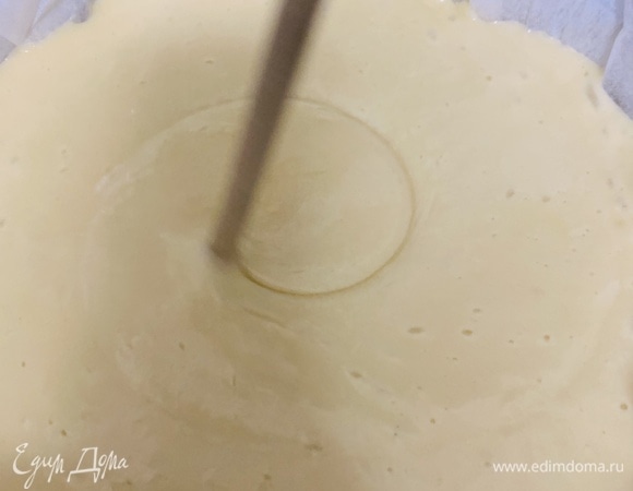 На дно формы диаметром 20–22 см застелить пергаментную бумагу. Бока формы и бумагу слегка смазать растительным маслом. Перелить тесто в форму и по спирали аккуратно перемешать тесто деревянной палочкой.