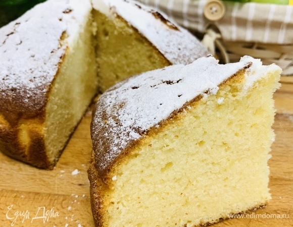 Готовый остывший бисквит можно посыпать сахарной пудрой.