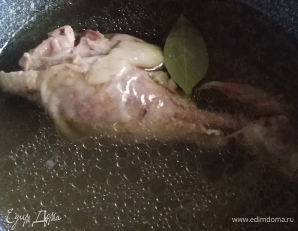 Голень отварить с добавлением соли и лаврового листа.