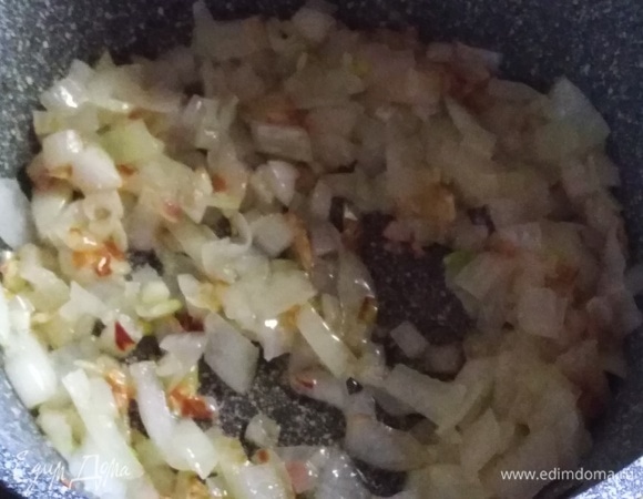 Лук обжарить на топленом масле.