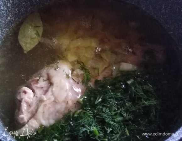 В бульон добавить рубленую зелень и пассерованный лук. Проварить в течение 10 минут.