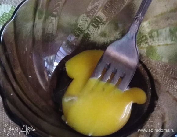 Желтки смешать с винным уксусом.