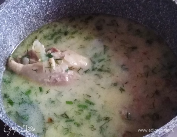 Влить тонкой струйкой в бульон, помешивая, чтобы они не свернулись. Довести до кипения, но не кипятить.