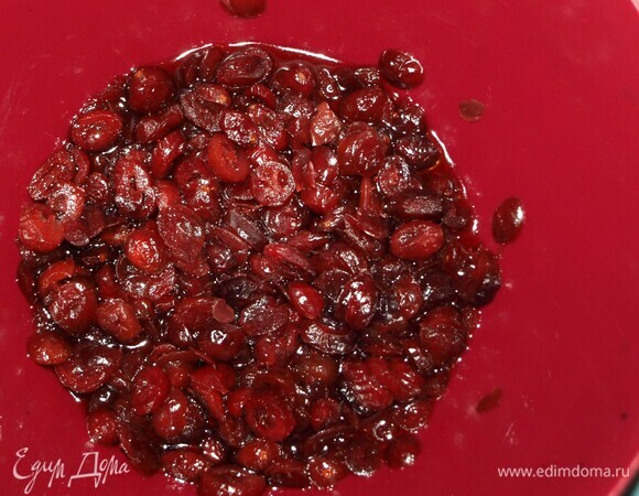 Вяленую клюкву замочить на 20 минут в холодной воде. Воду слить, клюкву промыть и дать стечь воде. Залить 100 мл виски или коньяка. Идеально дать настояться в течение суток.