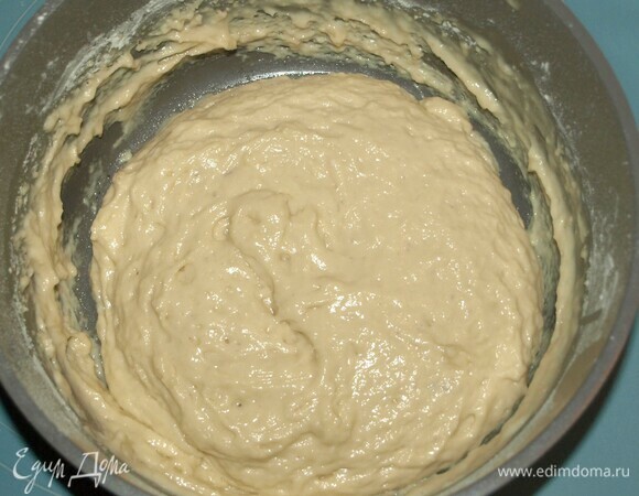 В теплом молоке растворяем дрожжи. Добавляем весь сахар и 200 г муки. Любите более сладкое, тогда добавьте больше сахара. Хорошо перемешиваем и ставим в теплое место. Когда опара поднимется, ее надо перемешать деревянной ложкой и дать еще раз подняться. На все уйдет приблизительно 30–40 минут.