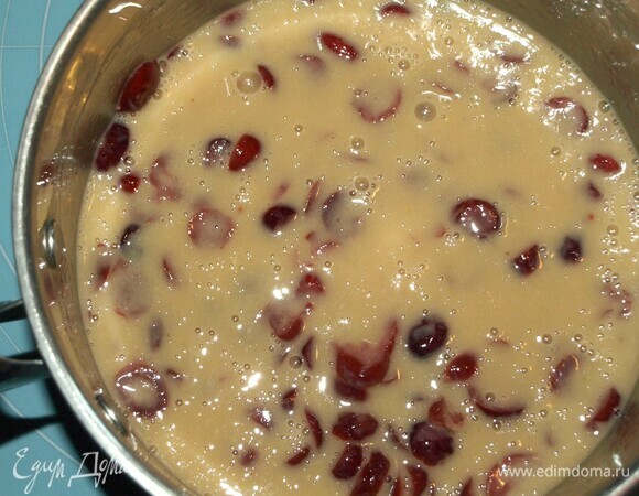 Сливочное масло растопить (масло не должно быть горячим). Соединить с желтками, ванильным сахаром и солью. Добавить вяленую клюкву с виски. Все перемешать.