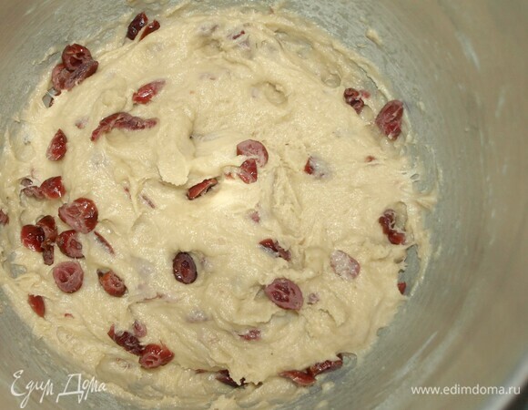 Добавляем оставшуюся муку. Замешиваем тесто. Тесто должно быть мягким и слегка прилипать к рукам. Можно замесить тесто в миксере в течение 10 минут. Накрыть посуду, в которой замешивали тесто, чистым полотняным полотенцем и поставить в теплое место на 1 час. Тесто должно увеличиться в объеме в несколько раз.