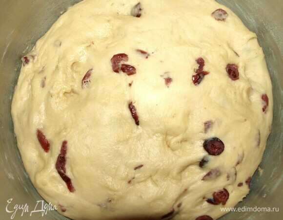 Тесто выкладываем на рабочую поверхность, слегка посыпанную мукой, и приминаем.