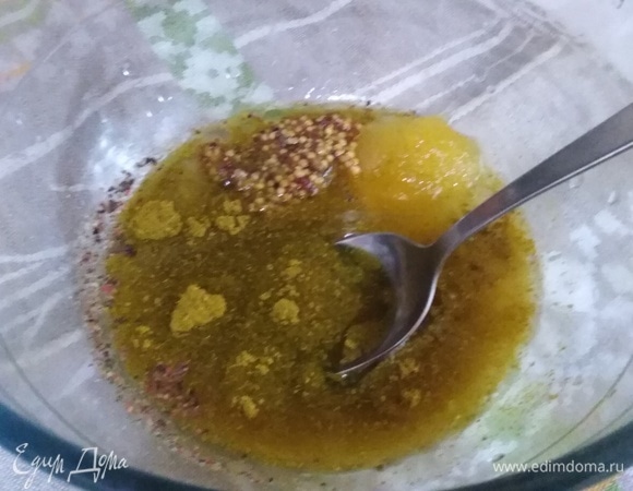 Приготовить маринад. Соединить уксус, растительное масло, мед, горчицу, соль, хмели-сунели, перец.