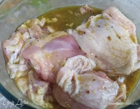 Замариновать бедра. Прижать тарелкой. Убрать в холодильник на ночь.