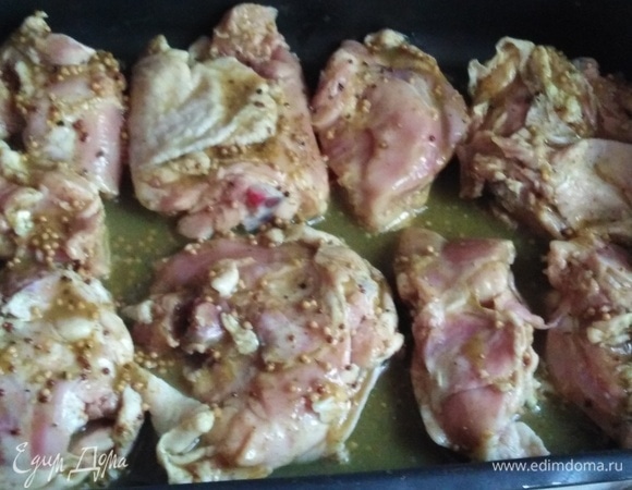 Выложить бедра на противень. Полить маринадом. Поставить в духовку на 50 минут при 190°C.