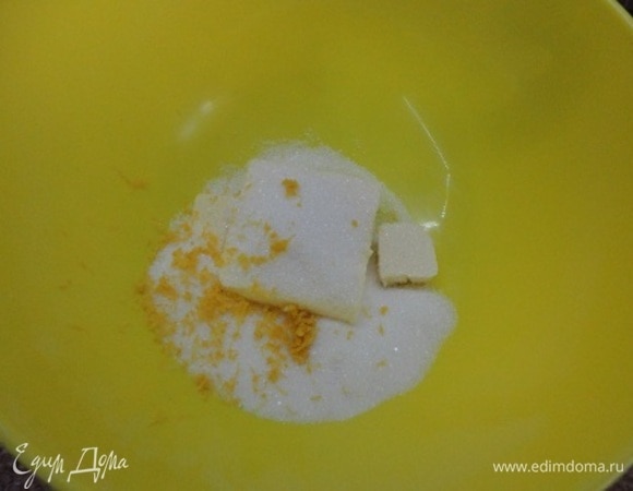 Мягкое масло взбиваем с сахаром и цедрой. Продолжая взбивать, вводим по одному яйца.