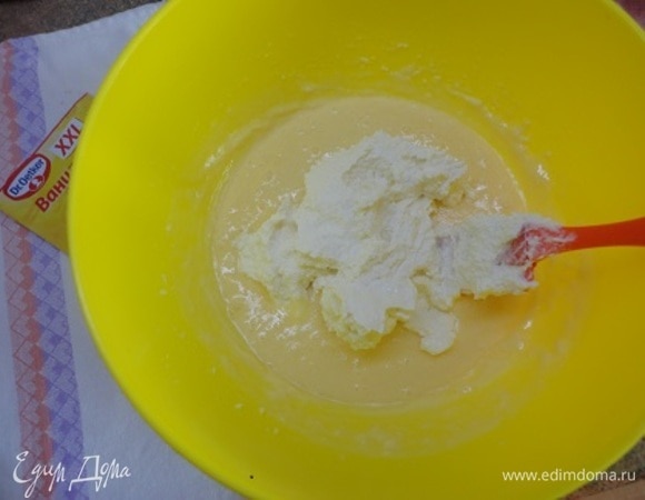 Творог я всегда протираю через сито. Можно и блендером пробить. Просто я не люблю творожные крупинки в тесте. Соединяем творог с масляно-яичной смесью.