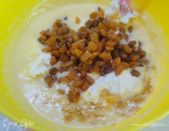Сюда же добавляем цукаты по вкусу и премешиваем. Отдельно смешиваем сухие ингредиенты: муку (7 ст. ложек с горкой), крахмал (3 ст. ложки с горкой), разрыхлитель и соль. Соединяем жидкие и сухие ингредиенты. Выкладываем в форму.