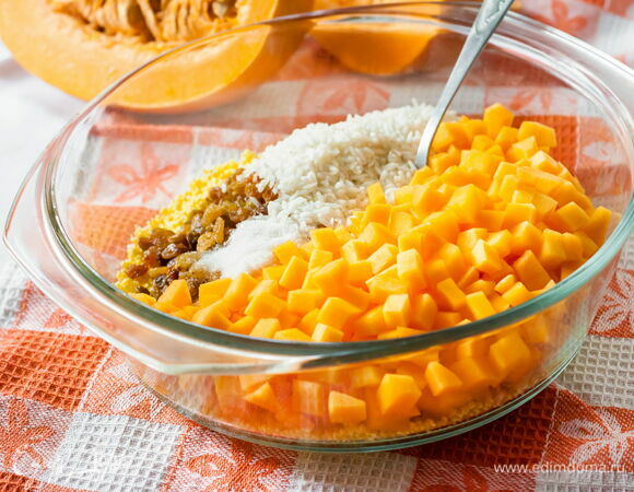 В жаропрочной посуде для запекания соедините крупы, изюм, добавьте тыкву, сахар и соль.<br />
 