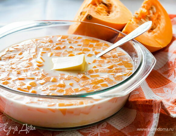 Залейте горячим молоком и положите сверху кусочек сливочного масла. Вы можете разложить ингредиенты слоями, а можете и перемешать.  <br />
Прикройте емкость фольгой или крышкой, чтобы каша томилась, словно в русской печке. 