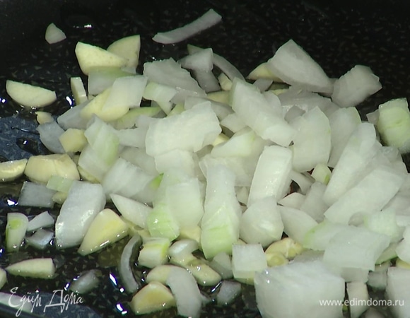 Разогреть в сковороде растительное масло, обжарить лук и чеснок.