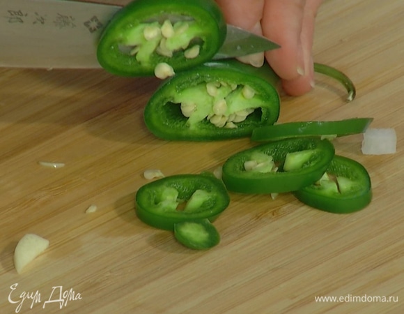 Острый перец мелко порезать и отправить к луку с чесноком.