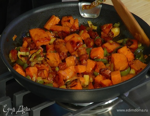 Батат почистить, нарезать кубиками, всыпать в сковороду и обжаривать 10–15 минут, почти до полной готовности.