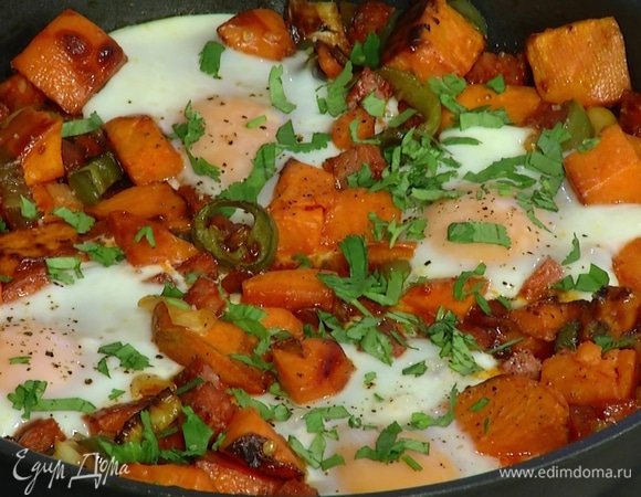 Кинзу мелко порубить и присыпать готовое блюдо.