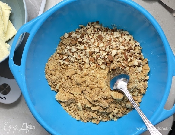Печенье растолочь в блендере либо скалкой. Не нужно добиваться однородности. Должны остаться кусочки покрупнее. Добавить орехи.