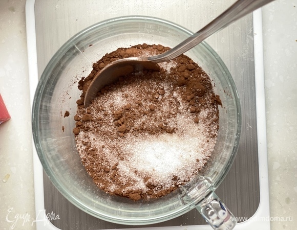 Какао смешать с сахаром и добавить горячее молоко. Хорошо перемешать до растворения сахара.