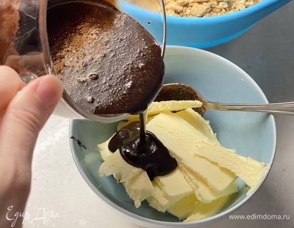 Добавить сливочное масло. Перемешать до однородной массы.