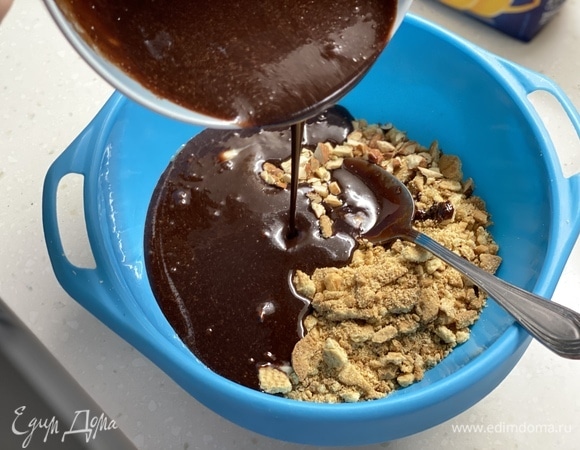 Шоколадную смесь влить в печенье.