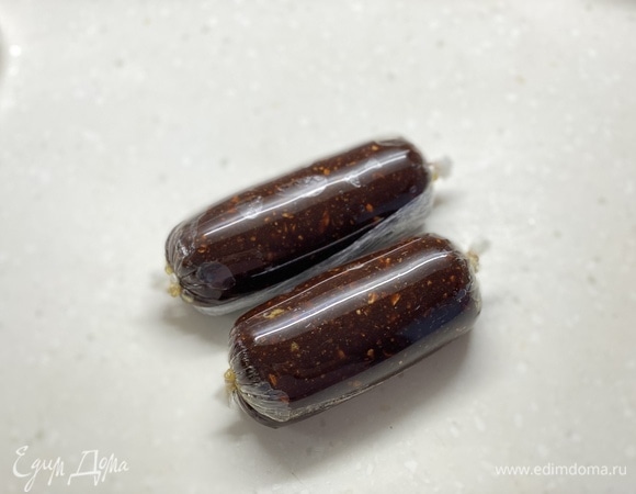 При помощи пищевой пленки или пергамента сформировать колбаски, закручивая края, как у конфет. Убрать в морозилку. Такой колбасой можно наслаждаться в любое время, просто отрезав кусочек, и убрать оставшуюся обратно в морозилку.