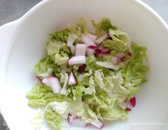 Пекинскую капусту и редис нарезать мелко и перемешать.
