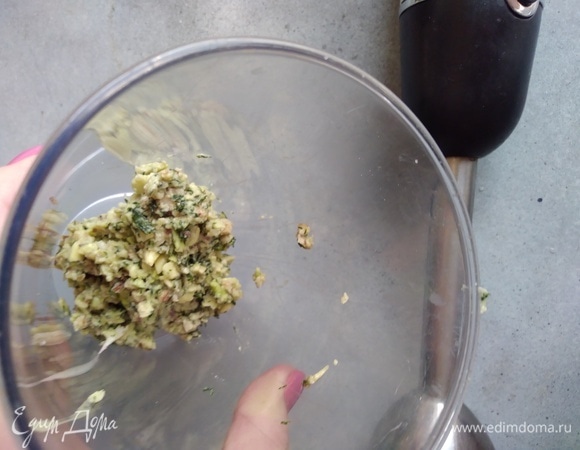 Соединить все для песто и пробить блендером до однородности.