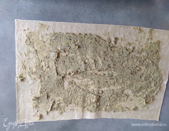 Нам понадобится лаваш размером 20х30 см. Смазать его песто из авокадо.