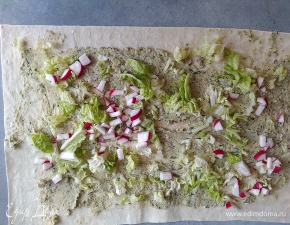 Сверху разложить капусту с редисом.