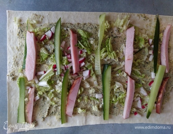 Карбонад и огурец нарезать полосками. Разложить сверху.