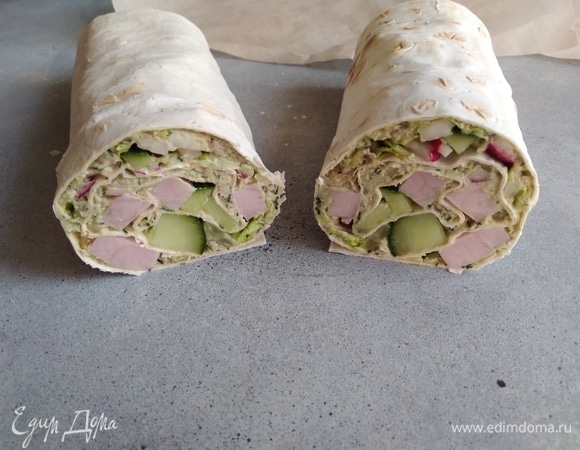 Скрутить в ролл. Разрезать пополам, чтобы получилось две порции.