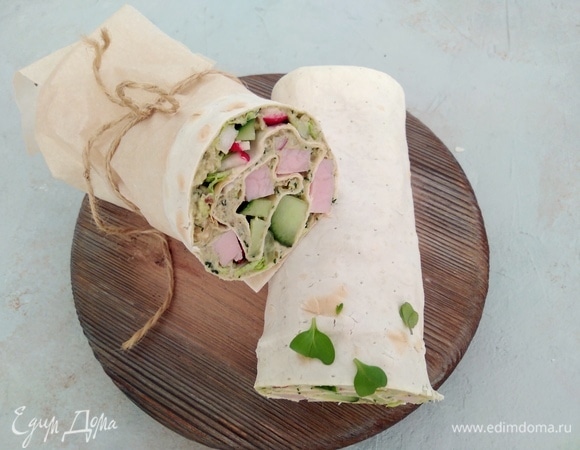 Можно завтракать, а также взять ролл с собой на пикник или на работу.