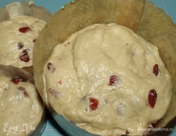 Раскладываем тесто в подготовленные формы (если необходимо, то смазать формы растительным маслом). Закрыть формы полотняным полотенцем и оставить на 20 минут. Отправляем куличи в заранее разогретую до 180ºС духовку на 40 минут (зависит от размера кулича). Духовки разные, лучше ориентироваться на свою. Готовность можно проверить бамбуковой палочкой: проткнуть кулич в центре — если ничего не прилипло, то кулич готов.