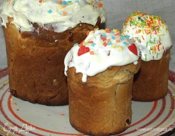 Достаем готовый кулич. Даем полностью остыть. Вынимаем из формы. Покрываем глазурью и украшаем. Можно просто посыпать сахарной пудрой.