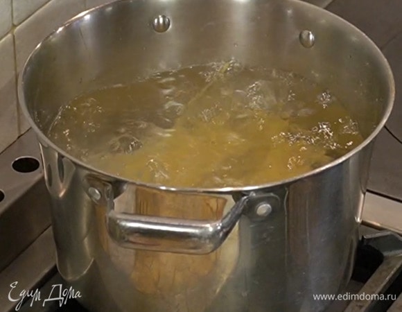 Спагетти отваривать в кипящей подсоленной воде на пару минут меньше, чем указано на упаковке.