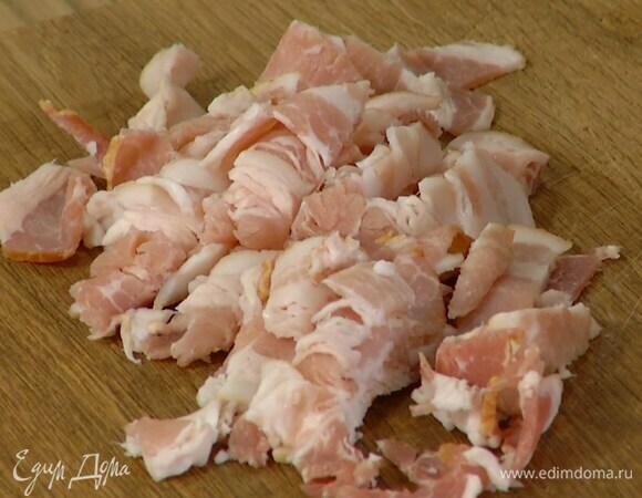 Грудинку нарезать небольшими кубиками.