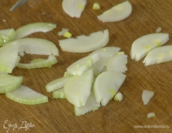 Шалот почистить и нарезать тонкими полукольцами.
