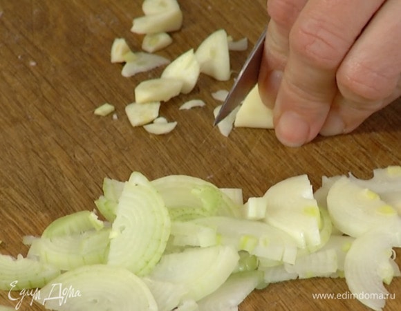 Чеснок почистить и нарезать пластинками.