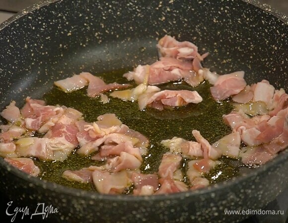 Разогреть в сковороде оливковое масло и обжарить грудинку. Добавить лук и чеснок.