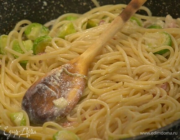 Брюссельскую капусту разрезать пополам и отправить к грудинке, затем добавить сливочное масло, влить сливки, все перемешать и прогреть.