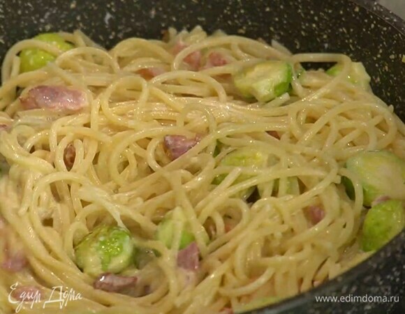 Выложить в сковороду с соусом готовые макароны, влить вино, посыпать все перцем чили, перемешать и снять с огня.