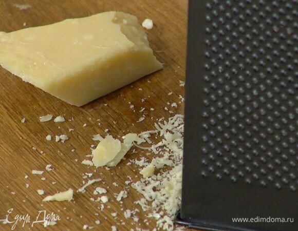 Сыр натереть на мелкой терке.