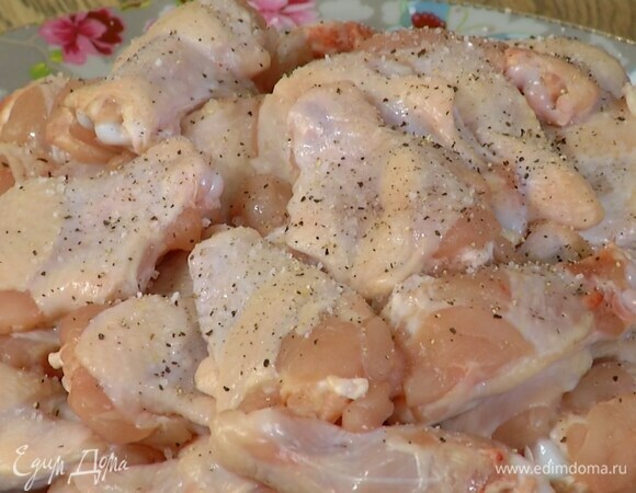 Кусочки курицы посолить и поперчить.