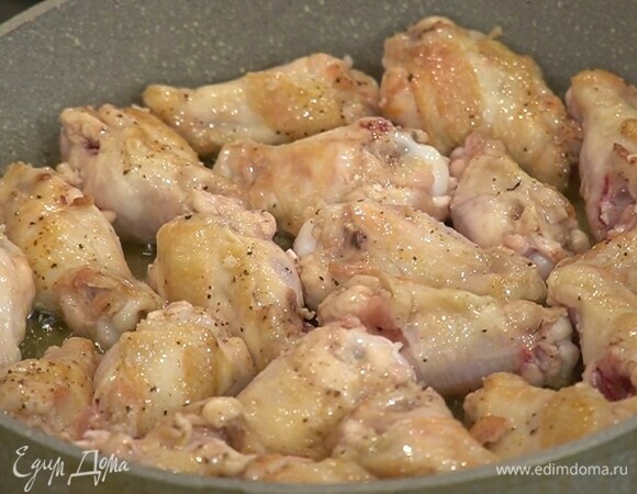 Разогреть в сковороде оливковое масло и обжарить крылышки со всех сторон.