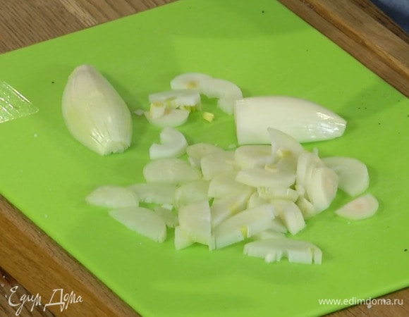 Шалот почистить и нарезать полукольцами.